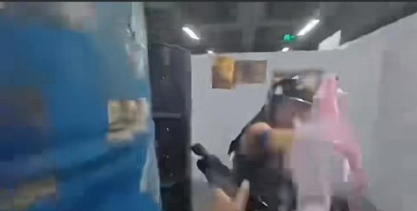 集采优配 苏州一真人CS店内女子持水弹枪朝男子面部发射，门店：玩家个人行为，当场拉开双方
