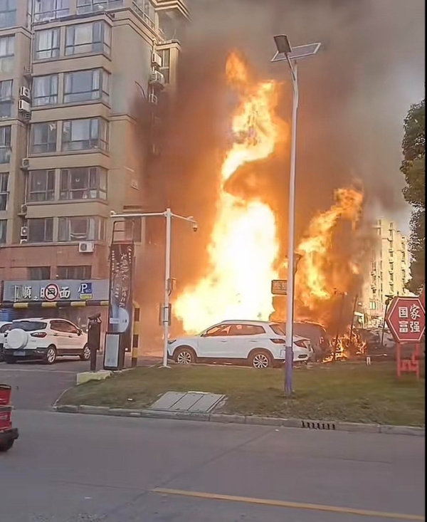 浙商证券证交所 江苏淮安一小区附近因道路施工引发火灾，燃气公司：周边供气已中断，正抢修燃气管道